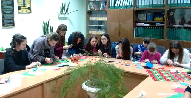 Учні школи під час виготовлення іграшок